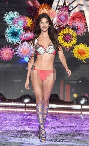 Aksi Lily Aldridge Peragakan Bra Rp 27 Miliar di Catwalk Victorias Secret