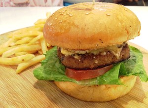 W Diner: Nikmatnya Beef Burger Juicy Diiringi Milkshake Biskuit Regal