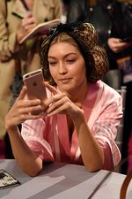 Ini yang Dilakukan Para Malaikat Cantik di Backstage Show Victoria's Secret