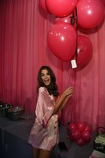 Ini yang Dilakukan Para Malaikat Cantik di Backstage Show Victoria's Secret