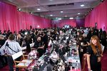 Ini yang Dilakukan Para Malaikat Cantik di Backstage Show Victoria's Secret