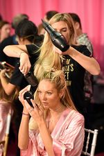 Ini yang Dilakukan Para Malaikat Cantik di Backstage Show Victoria's Secret