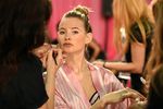 Ini yang Dilakukan Para Malaikat Cantik di Backstage Show Victoria's Secret