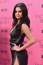 Sexy Alert! Selena Gomez Pamer Paha di Fashion Show Victoria's Secret