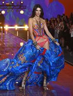 All Eyes on Her! Aksi Kendall Jenner di Fashion Show Victoria's Secret
