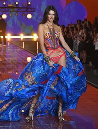 Meski begitu, ia mengaku merasa gugup sebelum tampil di catwalk Victoria's Secret. Dimitrios Kambouris/Getty Images for Victoria's Secret/detikFoto.