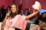 Ini yang Dilakukan Para Malaikat Cantik di Backstage Show Victoria's Secret