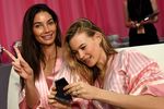 Ini yang Dilakukan Para Malaikat Cantik di Backstage Show Victoria's Secret