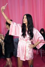 Ini yang Dilakukan Para Malaikat Cantik di Backstage Show Victoria's Secret