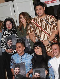 Camelia Malik, Ina Thomas, Irfan Hakim, Julia Perez hingga Ruben turut menghadiri peluncuran buku Ivan. Pool/Gus Mun/detikFoto.