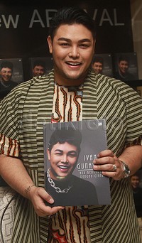 Dalam buku tersebut, Ivan menceritakan tentang 10 tahun kariernya di dunia fashion. Pool/Gus Mun/detikFoto.