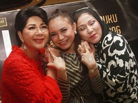 Titiek Puspa, Rossa dan Camelia Malik meramaikan perilisan buku Ivan. Pool/Gus Mun/detikFoto.