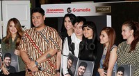 Ivan Gunawan meluncurkan bukunya di Toko Buku Gramedia, Central Park, Jakarta Barat. Pool/Gus Mun/detikFoto.