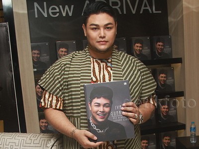 Ayu Ting Ting hingga Rossa Hadiri Peluncuran Buku Ivan Gunawan