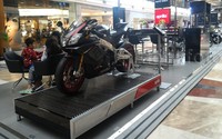 Pengunjung mencoba Moto Guzzi Audace. Harga moge ini mencapai Rp 671 juta dengan mesin 90 derajat V Twin, 4 langkah, 4 valve, berkapasitas 1.380 cc. Mesin motor memiliki kapasitas lebih dari mobil LCGC.