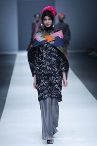 Dian Pelangi - Odette Steele & Nelly Rose London College of Fashion. Jakarta Fashion Week 2016 at Senayan City. Jakarta. [Foto: Mohammad Abduh/Wolipop]