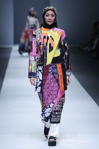 Dian Pelangi - Odette Steele & Nelly Rose London College of Fashion. Jakarta Fashion Week 2016 at Senayan City. Jakarta. [Foto: Mohammad Abduh/Wolipop]