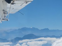 Dari jauh, tampak terlihat Puncak Jaya, Puncak Sumantri dan Puncak Carstensz Timur yang tertutup es abadi berwarna putih. Ketinggiannya, sudah di atas 4.500-an mdpl! (Afif/detikTravel)