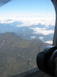 Paling enak, duduk di dekat jendela karena dapat melihat dan memotret dengan jelas. Tapi siap-siap sulit bergerak, karena ruang kabin pesawat perintis cukup kecil dan penuh sesak oleh penumpang (Afif/detikTravel)