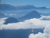 Perjalanan dari Timika ke Sugapa, memakan waktu sekitar 1 jam. Jangan hanya berdiam diri dan tidur. Lihatlah ke luar jendela, pemandangan seperti ini sayang untuk dilewatkan (Afif/detikTravel)