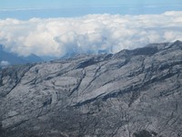 Puncak-puncak Pegunungan Tengah, bukan lagi hutan belantara. Tidak ada pohon, rumput atau padang savana. Semuanya hanya batu saja (Afif/detikTravel)