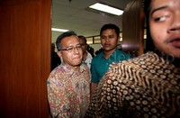Tripeni memasuki ruang sidang.