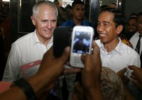 Pengunjung pasar mengerubuti Jokowi dan PM Turnbull. Ada yang berjabat tangan. Namun ada juga yang mengabadikan mereka.