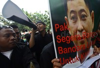 Mereka juga membawa foto Menhub Jonan.