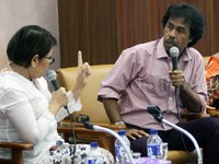 Diskusi tersebut menghadirkan Anggota DPR dari Fraksi PPP, Syaifullah Tamliha, Pakar Hukum Tata Negara Margarito Kamis dan Mantan Direktur Eksekutif Green Peace Asia Tenggara Emmy Hafild. Lamhot Aritonang/detikFoto.