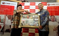     Head of Syariah Bangking PT Bank CIMB Niaga Tbk, Firman A Moeis, menyerahkan bantuan donasi kepada Ketua Yayasan PPPA Daarul Qur'an Nusantara, HM Anwar Sani, di Jakarta, Kamis (12/11/2015).