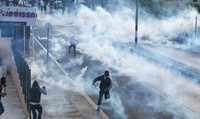 Tentara Israel menembakkan gas air mata ke arah warga Palestina. Abdelrahman Younis/Reuters/detikFoto.