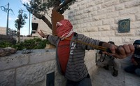 Seorang warga Palestina melontarkan batu menggunakan ketapel ke arah tentara Israel. Abdelrahman Younis/Reuters/detikFoto.