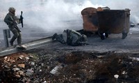 Seorang tentara Israel terjatuh saat bentrok dengan warga Palestina. Mohamad Torokman/Reuters/detikFoto.