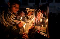 Warga memperingati 11 tahun wafatnya Yasser Arafat dengan menyalakan lilin. Ibraheem Abu Mustafa/Reuters/detikFoto.