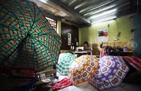 Payung-payung itu dibanderol mulai dari Rp 50 ribu hingga Rp 250 ribu.
