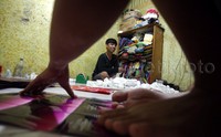 Para perajin ini bisa membuat 20 payung dalam sehari.
