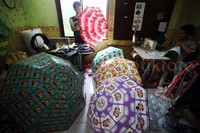 Payung-payung dari plastik bekas itu siap untuk dipasarkan.