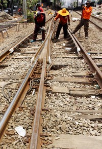 Pekerja memperbaiki keseimbangan tinggi dan rendah track rel kereta api terutama di perlintasan tikungan dan persilangan rel. Lamhot Aritonang/detikFoto.