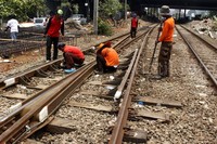 Perawatan ini dilakukan untuk memperbaiki keseimbangan tinggi dan rendah track rel. Lamhot Aritonang/detikFoto.