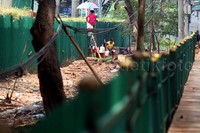 Pedagang 'nangkring' menunggu pembeli.