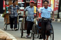 Beberapa pedagang membawa gerobak dagangan mereka melintas di kawasan JCC.
