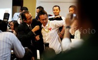 Zulkarnaen menyematkan jaket anti korupsi kepada salah satu peserta deklarasi.
