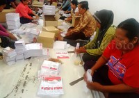 Puluhan orang yang mayoritas ibu-ibu rumah tangga dengan cekatan mengambil lalu melipatnya.