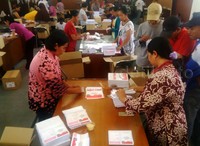 Pelipatan dan penyortiran dilakukan sebanyak 4 tahapan yakni surat suara disortir sebelum dibagikan kepada tenaga pelipat untuk mengetahui apakah ada yang rusak atau tidak.