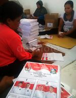 KPU Kota Surabaya Mulai Lipat Surat Suara