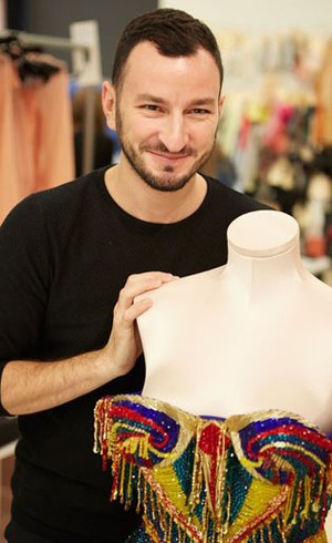 Mengenal Serkan Cura, Desainer di Balik Glamornya Lingerie Victorias Secret