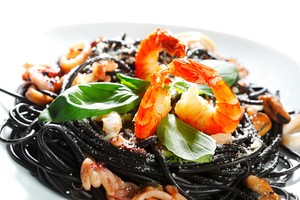 Berbahan Serba Hitam yang Kini Jadi Tren Kuliner