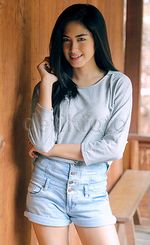 Ochi Rosdiana Manis Banget Bergaya dengan Hot Pants