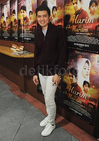 Sementara Irwansyah lebih santai dengan kaus yang dipadu jaket merah marun, celana dan sepatuh putih. Pool/Ismail/detikFoto.