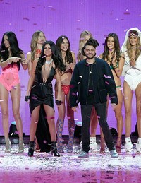 Selain Selena dan Ellie, The Weeknd juga meramaikan acara. Jamie McCarthy/Getty Images/detikFoto.